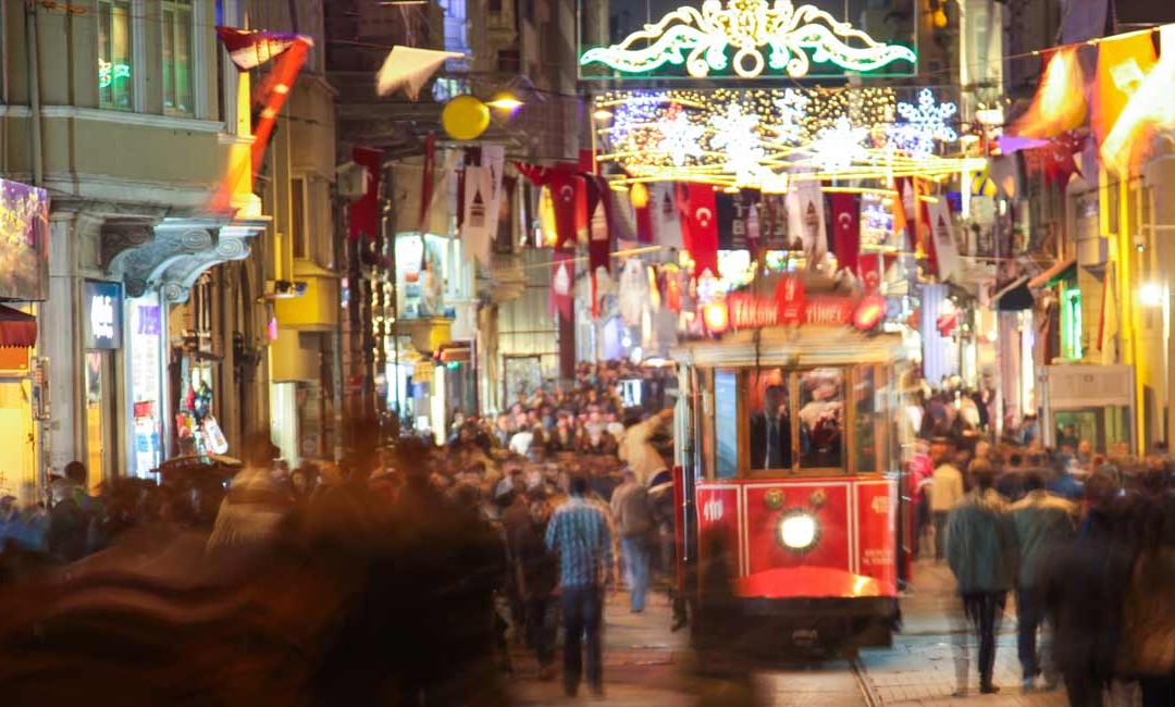 Straßenverkehr. öffentliche Verkehrsmittel und Taxis in Istanbul